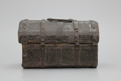 Coffret en cuire et fer, 15/16e