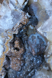 Doos met diverse mineralen en halfedelstenen