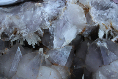 Doos met diverse mineralen en halfedelstenen