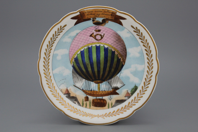 Lot de 5 assiettes en porcelaine de S&egrave;vres, d&eacute;cor montgolfi&egrave;re, 19e