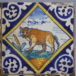 Lot de 4 carreaux en majolique hollandaise, d&eacute;cors d'animaux: un &eacute;l&eacute;phant, chat ou tigre, ours et chien, env. 1600