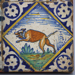 Lot de 4 carreaux en majolique hollandaise, d&eacute;cors d'animaux: un &eacute;l&eacute;phant, chat ou tigre, ours et chien, env. 1600