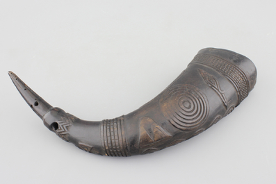 Grand gobelet africain sculpt&eacute; et perfor&eacute; dans une corne de buffle, 1e partie 20e