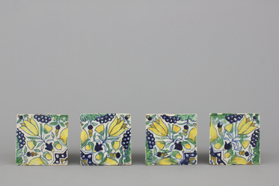 Lot de 4 petites carreaux en fa&iuml;ence de Delft, 17e