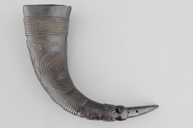 Grand gobelet africain sculpt&eacute; et perfor&eacute; dans une corne de buffle, 1e partie 20e
