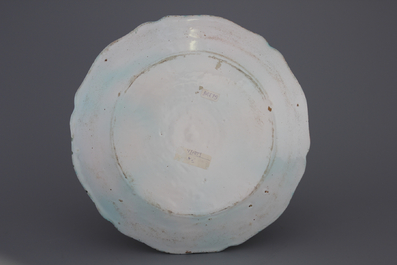 Assiette &agrave; bordure festonn&eacute;e en fa&iuml;ence de Bruxelles, d&eacute;cor papillons, 18e