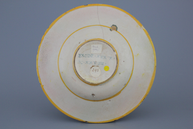 Plat majolique "Istoriato" d&eacute;cor de l'Exode, Urbino, 16e