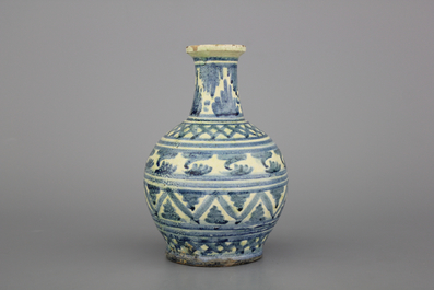 Pichet en majolique italienne, bleu et blanc, en forme de bouteille, 17e