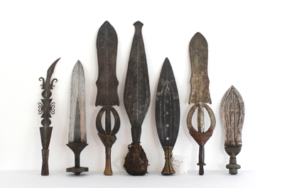 Collection de 20 couteaux et lances divers de tribus africaines, 19e-20e