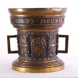 Mortier impressionant en bronze patin&eacute; avec inscription, dat&eacute; 1573, 19e