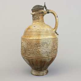Cruche armoriale importante en gr&egrave;s de <raeren, monture en &eacute;tain, env. 1600