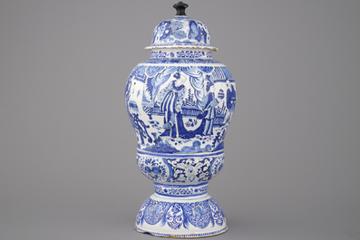 Vase couverte remarquable en forme d'urne en fa&iuml;ence de Delft, chinoiserie, 17e