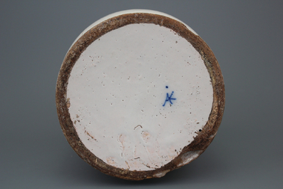 Grand pot de pharmacie couvert, forme albarello, en fa&iuml;ence de Delft, bleu et blanc, 18e