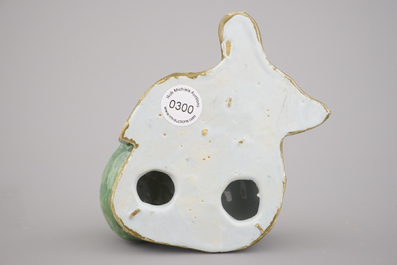 Prunes en fa&iuml;ence polychrome de Delft, 18e