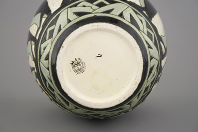Une vase aux penguins, Charles Catteau pour Boch K&eacute;ramis, vers 1927