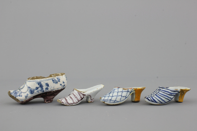 Lot de 4 souliers miniatures en fa&iuml;ence de Delft, bleu blanc et mangan&egrave;se, 18e