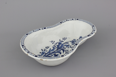 Bidet rare en fa&iuml;ence de Delft, bleu et blanc, 18e