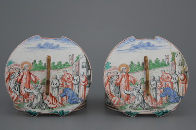 Dos de brosse en fa&iuml;ence de Delft, bleu et blanc, d&eacute;cor gens dansant, env. 1700