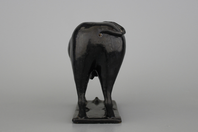 Vache en fa&iuml;ence de Delft noire, d&eacute;but du 18&egrave;me si&egrave;cle