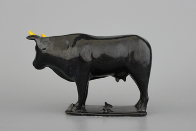 Vache en fa&iuml;ence de Delft noire, d&eacute;but du 18&egrave;me si&egrave;cle
