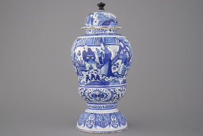 Vase couverte remarquable en forme d'urne en fa&iuml;ence de Delft, chinoiserie, 17e