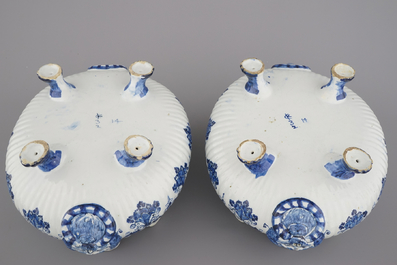 Paire exceptionnelle de rafraichissoirs de verres en fa&iuml;ence de Delft, bleu et blanc, Cornelis Cuipers, De Metaale Pot, 1724-1757