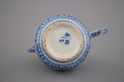 Th&eacute;i&egrave;re fine couverte en fa&iuml;ence de Delft, bleu et blanc, 18e