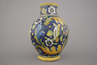 Pichet en majolique italienne, en forme d'oeuf, d&eacute;cor Saint-Pierre, env. 1580