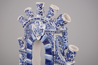 A blue and white Samson Paris Delftware tulip vase, 19th C.