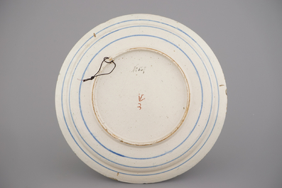 Plat en fa&iuml;ence polychrome de Delft, avec bord "fleurs de lys", 18e