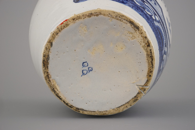 Pot &agrave; tabac en fa&iuml;ence de Delft, bleu et blanc, d&eacute;cor d'indig&egrave;nes am&eacute;ricains, "TONKA", 18e