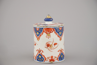 Boite couverte cylindrique en fa&iuml;ence de Delft dor&eacute;, 18e
