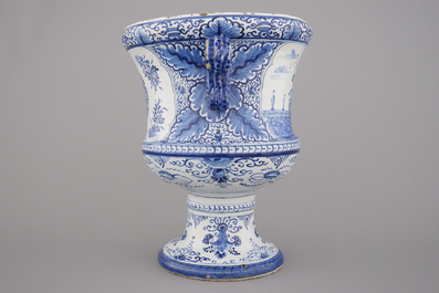 Vase de jardin impressionant sur pied en fa&iuml;ence de Delft, bleu et blanc, 18e