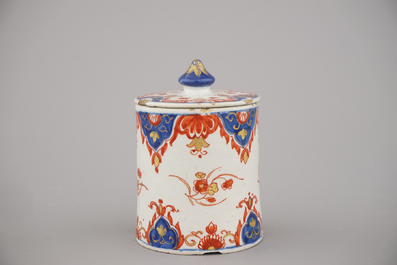 Boite couverte cylindrique en fa&iuml;ence de Delft dor&eacute;, 18e