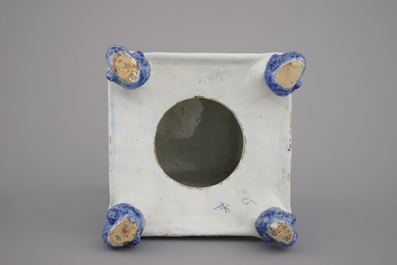 Base de tulipi&egrave;re en fa&iuml;ence de Delft, bleu et blanc, Adriaen Kocx, De Grieksche A, 1686-1701