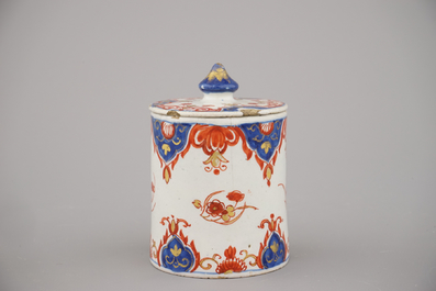 Boite couverte cylindrique en fa&iuml;ence de Delft dor&eacute;, 18e