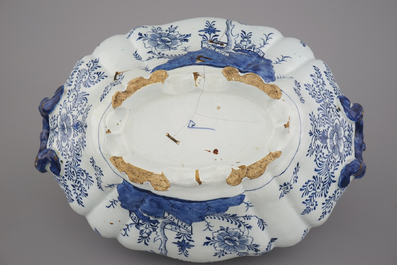 Terrine couverte en fa&iuml;ence de Delft, bleu et blanc, 18e