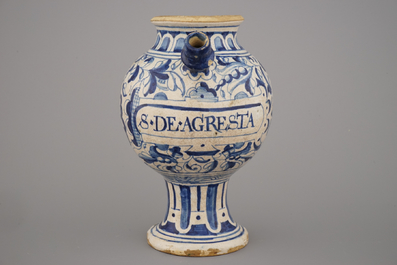 Chevrette de sirop en majolique d'Anvers, bleu et blanc, d&eacute;cor "foglie", env. 1580