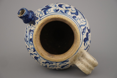 Chevrette de sirop en majolique d'Anvers, bleu et blanc, d&eacute;cor "foglie", env. 1580