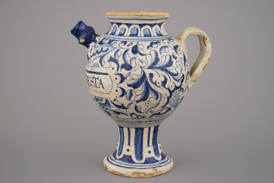 Chevrette de sirop en majolique d'Anvers, bleu et blanc, d&eacute;cor "foglie", env. 1580
