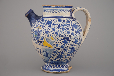 Chevrette de sirop en majolique d'Anvers du d&eacute;but, bleu et blanc et jaune, d&eacute;cor "sgraffiato", 1540-1580
