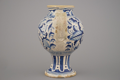 Chevrette de sirop en majolique d'Anvers, bleu et blanc, d&eacute;cor "foglie", env. 1580
