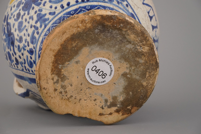 Chevrette de sirop en majolique d'Anvers du d&eacute;but, bleu et blanc et jaune, d&eacute;cor "sgraffiato", 1540-1580