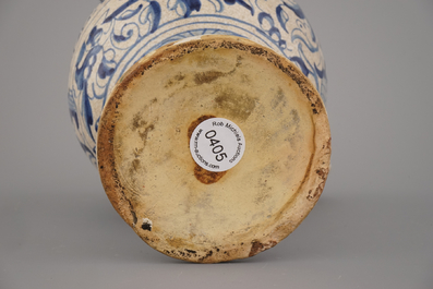 Chevrette de sirop en majolique d'Anvers, bleu et blanc, d&eacute;cor "foglie", env. 1580