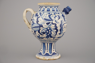 Chevrette de sirop en majolique d'Anvers, bleu et blanc, d&eacute;cor "foglie", env. 1580