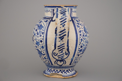 Chevrette de sirop en majolique d'Anvers du d&eacute;but, bleu et blanc et jaune, d&eacute;cor "sgraffiato", 1540-1580