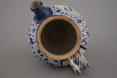 Chevrette de sirop en majolique d'Anvers du d&eacute;but, bleu et blanc et jaune, d&eacute;cor "sgraffiato", 1540-1580