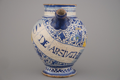 Chevrette de sirop en majolique d'Anvers du d&eacute;but, bleu et blanc et jaune, d&eacute;cor "sgraffiato", 1540-1580