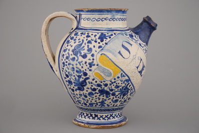 Chevrette de sirop en majolique d'Anvers du d&eacute;but, bleu et blanc et jaune, d&eacute;cor "sgraffiato", 1540-1580
