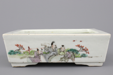 A Chinese porcelain polychrome rectangular bonsai bowl in Qianjiang style, 19/20th C.